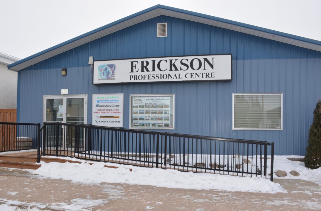 Picture of the front of the clinic, with a ramp.